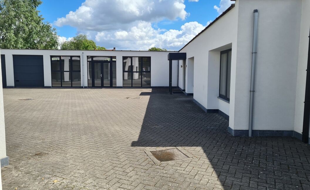 Kantoorgebouw te huur in Aartselaar